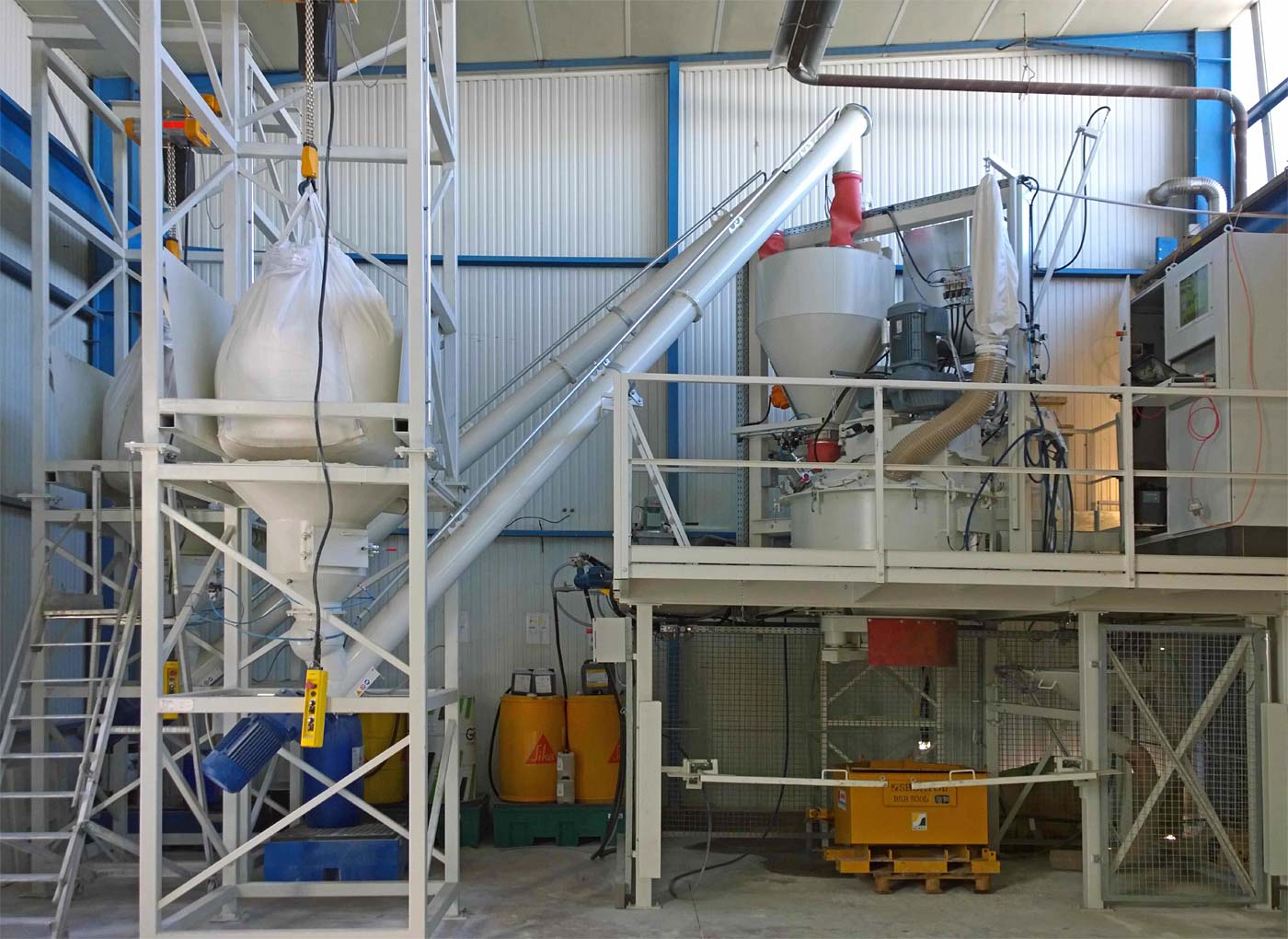 Kniele Mischanlage mit Big-Bag-Station links, Förderschnecken und Konusmischer mit Waage rechts