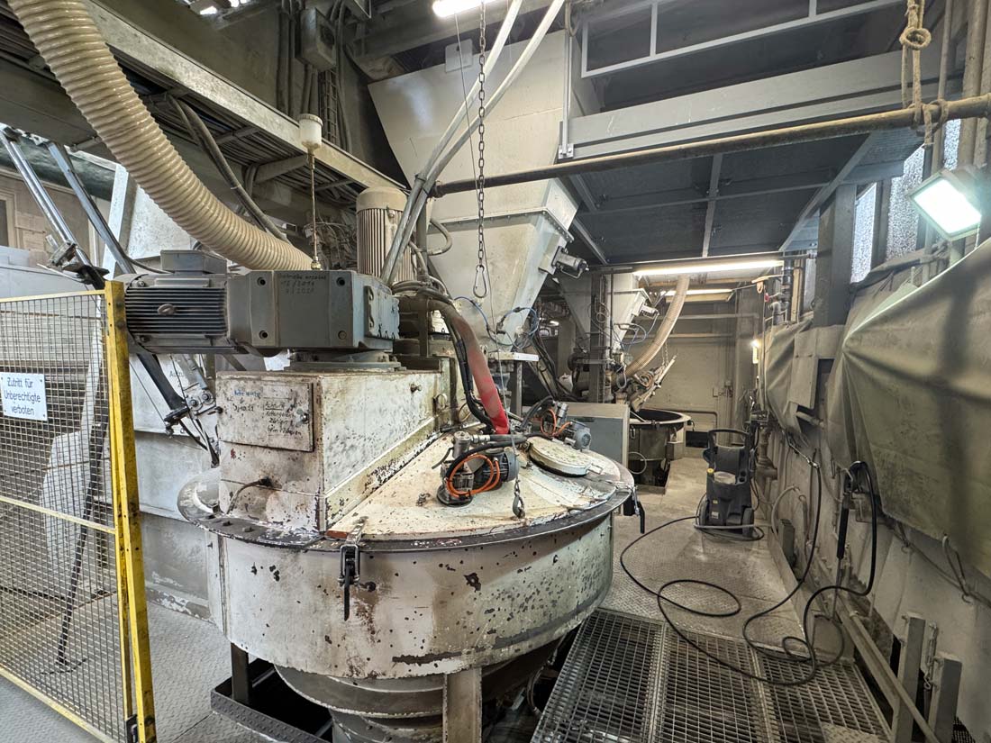 Messestand von Kniele mit Infomaterial, Besuchern und Mischer