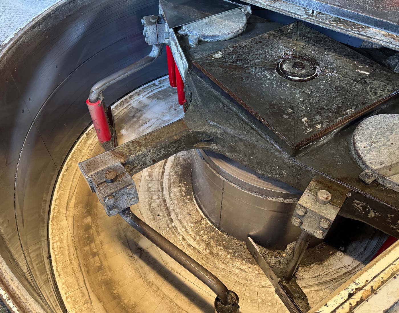 Mischwerkzeuge aus Edelstahl im inneren eines Mischers fuer Beton.